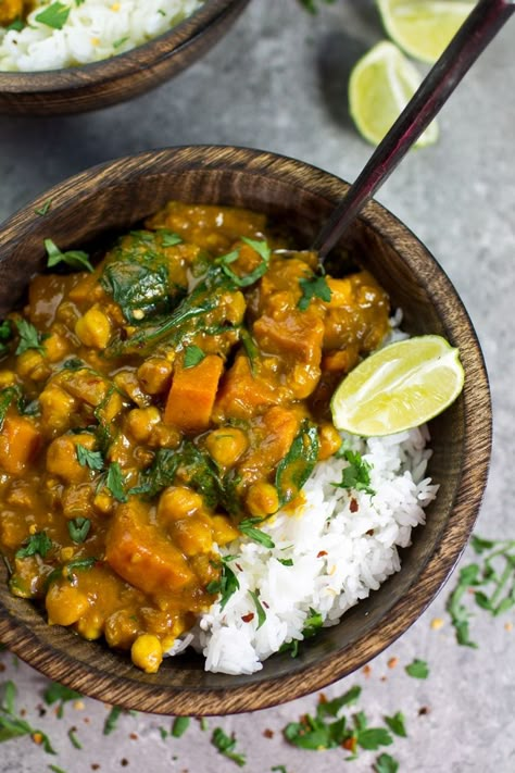 A wonderful Vegan Sweet Potato, Chickpea and Spinach Coconut Curry from the Oh She Glows Every Day Cookbook! This curry is so delicious, filling, warm and a good kick of spice. #vegan #curry Chickpea And Spinach, Potato Chickpea, Sweet Potato Curry, Chick Pea, Potato Curry, Vegan Sweet Potato, Idee Pasto Sano, Coconut Curry, Samosa