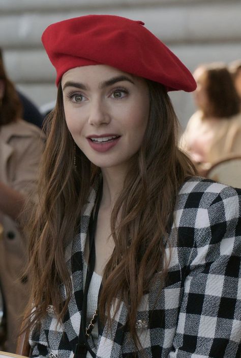 Paris Hairstyles, Emily In Paris Lily Collins, Emily En Paris, ليلي كولينز, Emily Em Paris, Beret Outfit, Maxi Blazer, Emily In Paris Outfits, Lily Collins Style