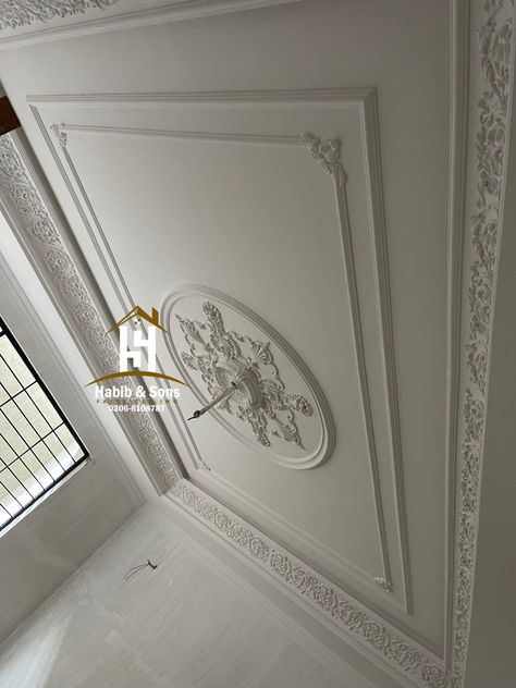 Bedroom Ceiling Trim, Piopi Designs For Bedroom, Pop Celling Design Bedrooms, Ceiling Moulding Design, Traditional Ceiling Design, Ceiling Pop Designs, Modern Classic Ceiling, Classical Ceiling Design, Ceiling Design Classic