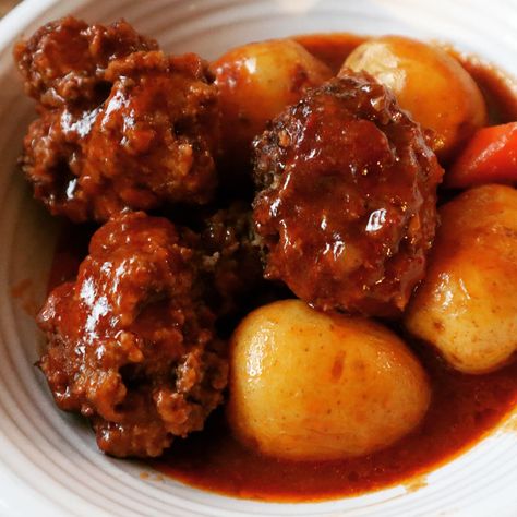 Crockpot Meatballs And Potatoes, Meatball Pot Roast Crockpot, Pot Roast Meatballs, Meatball Pot Roast, Cheap Easy Dinners, Potato Recipes Crockpot, Hamburger Meals, Meatball Dishes, Savory Meatballs