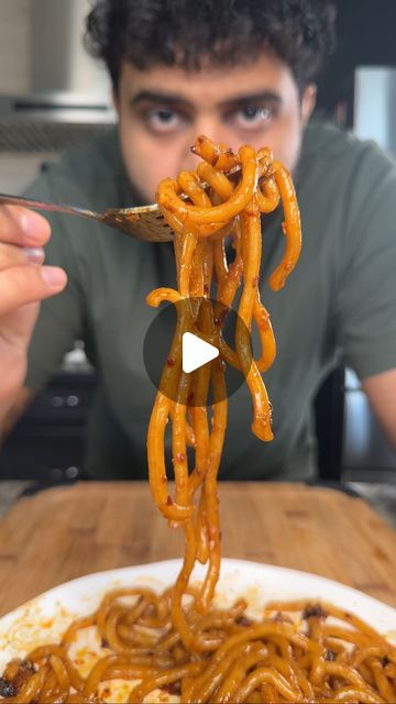 Vimarsh Patel on Instagram: "3 minutes is all you need! Chilli Garlic Udon Recipe Ingredients: Udon Hoisin sauce - 1.5 tbsp Garlic - 2 cloves Soy sauce - 1 tbsp Chilli crisp - 1 tbsp Sesame oil - 0.5 tbsp Boil Udon for 2 minutes Combine all sauces and garlic in a bowl and toss your noodles in after boiling. ENJOY! #chilli #garlic #udon #chilligarlicudon #noodles #fyp #explore #foryou #reels #instareels #food #foodporn #trending" Chili Garlic Udon Noodles, Udon Noodle Recipe, Chilli Crisp, Chilli Garlic Noodles, Udon Noodles Recipe, Udon Recipe, Recipes For Clean Eating, Good Meals, Garlic Noodles