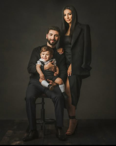 Serious Family Portraits, Fancy Family Portraits, Formal Family Portrait Studio, Stylish Family Photoshoot, Fine Art Family Portraits, Family Photography Poses Studio, Fine Art Family Photography, Family With Baby Photoshoot, Rich Family Portrait