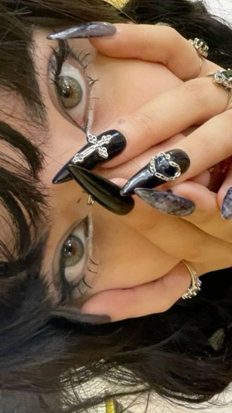 Black Alternative Nails, Nails Acrylic Goth, Emo Nail Ideas, Goth Manicure, Grunge Nail Designs, Aesthetic Black Nails, Alternative Nails, Goth Nails, Grunge Nails