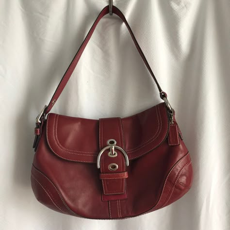 White Purse Outfit, Y2k Downtown, Purse Aesthetic, Dream Wishlist, Burgundy Bag, Red Leather Bag, Streetwear Inspo, Red Purse, Vintage Coach Bags