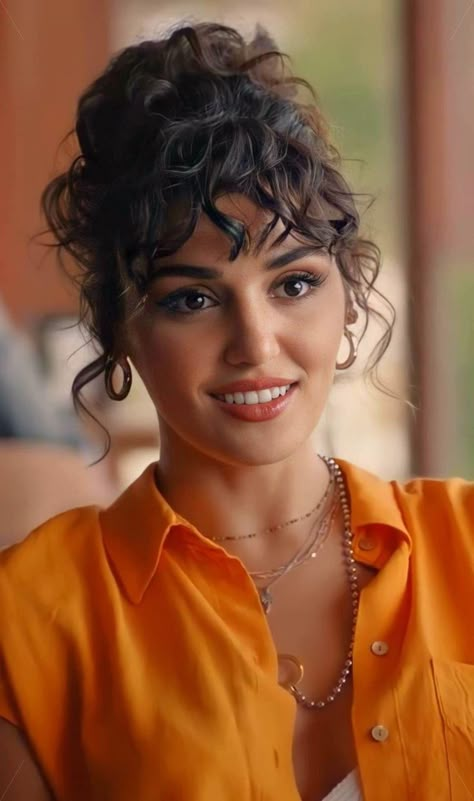 Hande Erçel starred in the series Aşk Laftan Anlamaz (2016–2017) as Hayat Uzun, opposite Burak Deniz. The show gained her and Deniz wide popularity in South Asia especially in Middle east. She also played the role of Hazal in Siyah İnci on Star TV. Curly Bangs, Curly Hair With Bangs, Penteado Cabelo Curto, Hande Ercel, Curly Hair Cuts, Short Curly Hair, Long Curly Hair, Trendy Hairstyles, Hairstyles With Bangs