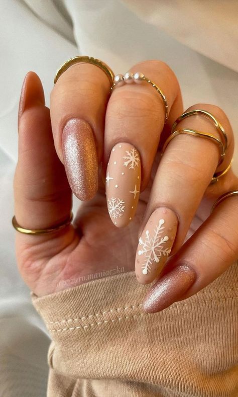 Sweater Nails Almond Shape, Beige Christmas Nails, Christmas Nude Nails, Nude Christmas Nails, Nail Spider, December Nail Designs, Nail Orange, Nude Nail Design, Beige Nail Art