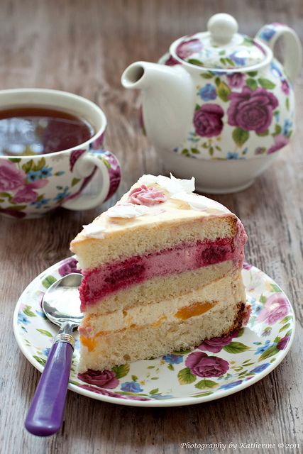 Cake with raspberries and peaches... Creative Baking, Incredible Edibles, Raspberry Cake, Recipes Fall, A Piece Of Cake, Tea For Two, Russian Recipes, Party Recipes, Piece Of Cake