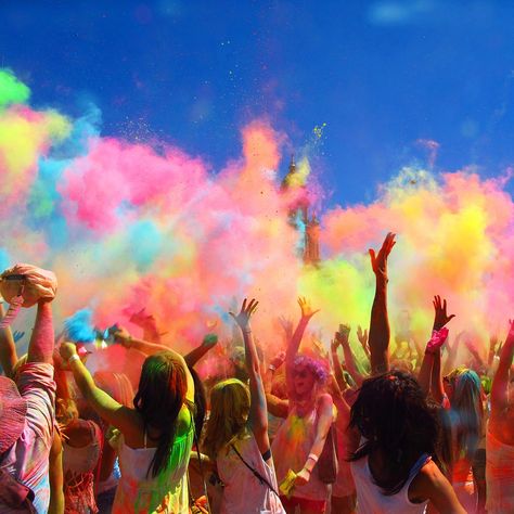 Color Run Powder, Holi Pictures, Cheveux Oranges, Holi Powder, Holi Party, Holi Festival Of Colours, Festival Of Colors, Holi Photo, Holi Images