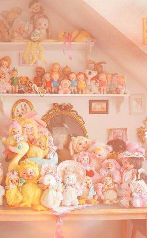 Toy Box Aesthetic, Doll House Aesthetic, Vintage Girls Bedroom, Evie Core, Girls Bedroom Vintage, Rushton Toys, Box Aesthetic, Baby Aesthetic, Bedroom Toys