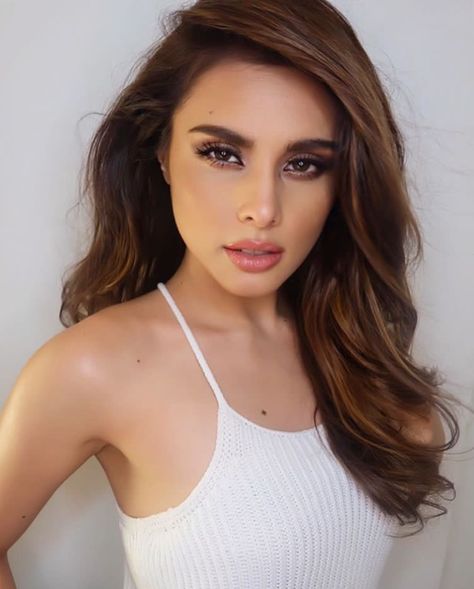 Max Collins by Robbie Pinera Hair Toturials, Eye Makeup Natural Looks, Max Collins, School Beauty, Beauty Zone, Natural Mascara, Lip Hair, Full Face Makeup, Long Cut