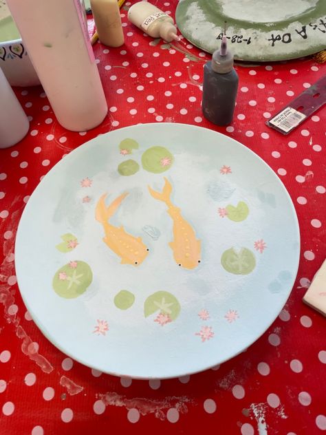 Pottery Inspo Plates, Easy Plate Designs, Paint A Plate Ideas Easy, Plate Inspo Paint, Painted Plate Ideas Ceramics, Paint A Pot Plate Ideas, Simple Pottery Ideas Painting, Mad Potter Painting Ideas, Pottery Plate Ideas Paint