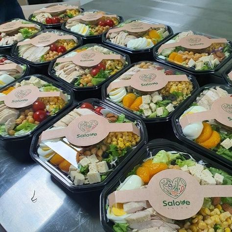 Food Packing Design Creative, Restaurant Food Packaging Ideas, Lunch Delivery Business Ideas, Salad Packaging Ideas, Salad Packaging Design, Food Plates For Sale Ideas, Salad Business, Salad Bar Restaurants, Small Business Food