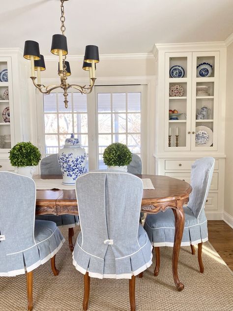 Portfolio — KG HOME DESIGNS Dining Room With Skirted Chairs, Grand Millennial Kitchen Table, Grand Melinnial Dining Room, Southern Home Dining Room, Coastal Grandmillennial Dining Room, Lacquered Furniture Dining Room, Blue Toile Dining Room, Southern Coastal Dining Room, Breakfast Room Ideas Cozy