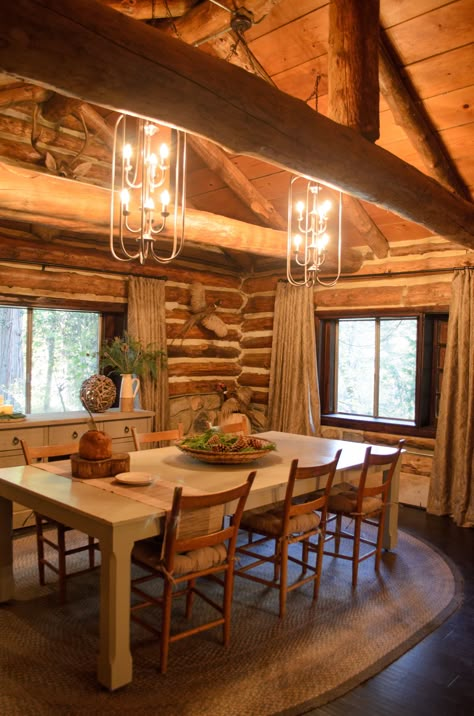 Western Home Dining Room, Cabin Dinning Room Ideas, Log House Dining Room, Log Home Dining Room, Small Cabin Dining Room, Western Log Cabin Interior Design, Log Cabin Dining Room Ideas, Cozy Cabin Dining Room, Rustic Cabin Dining Room