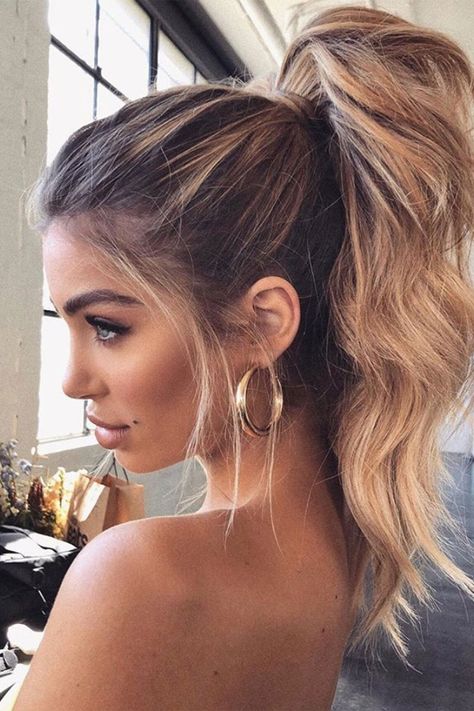 The Flipped High Ponytail Trend: Here's How To Style It | Glamour UK Easy High Ponytail, Messy Ponytail Hairstyles, High Ponytail Hairstyles, Ponytail Hairstyles Easy, Messy Ponytail, High Ponytail, Hair Ponytail Styles, Penteado Cabelo Curto, High Ponytails