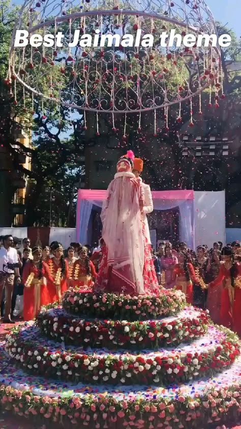 Varmala Entry Indian Weddings, Varmala Event Ideas, Varmala Setup Indian Weddings, Varmala Setup, Varmala Decor, Bridal Stage Decoration, Varmala Stage Decor, Jai Mala Stage, Varmala Indian Weddings