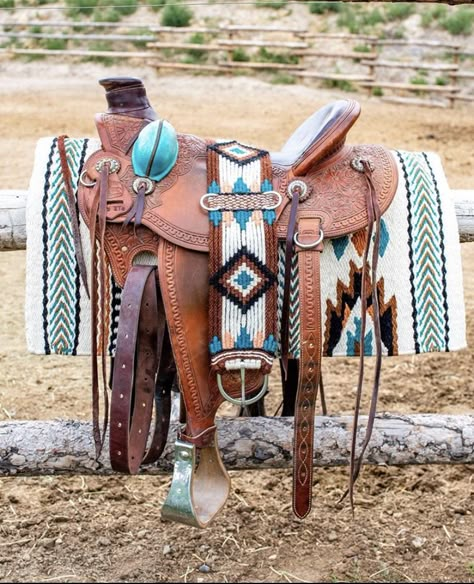 Cute Horse Tack Western, Horse Equipment Western, Cute Saddle Pads, Aesthetic Horse Tack, Cute Saddles, Beautiful Horse Tack, Western Saddle Aesthetic, Western Horse Tack Sets Barrel Racing, Horse Sattles