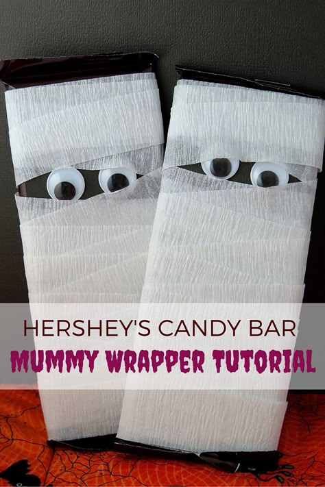 Easy Halloween treats - Hershey's candy bar mummy tutorial Halloween Candy Crafts, Easy Halloween Treats, Halloween Candy Bar, Halloween School Treats, Fun Halloween Treats, Hershey Candy, Halloween Party Snacks, Halloween Baskets, Halloween Tutorial