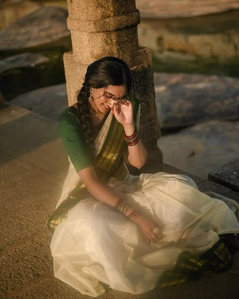 Kerala Saree Poses Photoshoot Ideas, Vintage Indian Saree Aesthetic, South Indian Photoshoot Ideas, South Asian Photography, South Indian Saree Poses, Tamil Saree Style, Kerala Saree Styling, Onam Saree Looks, Silk Saree Poses