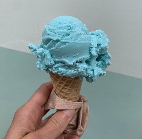 The Enduring Midwestern Mystery of Blue Moon Ice Cream - Gastro Obscura Blue Moon Ice Cream, Blue Foods, Gastro Obscura, Unique Ice Cream, Ice Cream Companies, Lucky Charms Marshmallows, Blue Food Coloring, Summer Ice Cream, Central Market