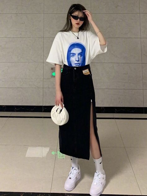 Oversized Tshirt Skirt Outfit Korean, Oversized Tshirt Street Style, Korean Tshirt Outfit, Oversized Tshirt With Skirt, Oversized Shirt And Skirt Outfit, Tshirt Skirt Outfit, Oversized Tshirt Outfit Korean, Skirt And Tshirt, Baggy Tshirt Outfit