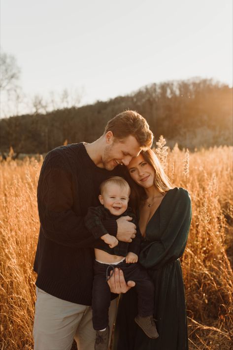 Wanting to capture special moments with your family? Here are some amazing poses that are great for young kids and couples! The blue and green outfits are perfect for the winter and would make great Christmas cards!! #familyphotos #babypictures #poseinspo #photoinspo #photoshoot #coupleposes #pompousgrass #fieldpictures #lakephotos Fall Outside Family Pictures, Poses For Pictures Family, Family Of 3 Photo Shoot Poses, Family Of 3 Holiday Photos, Family Portraits Of 3, Fall Photo Shoot Family Of 3, Family Photo Poses Family Of 3, Family If 3 Photoshoot, Family Photo Infant