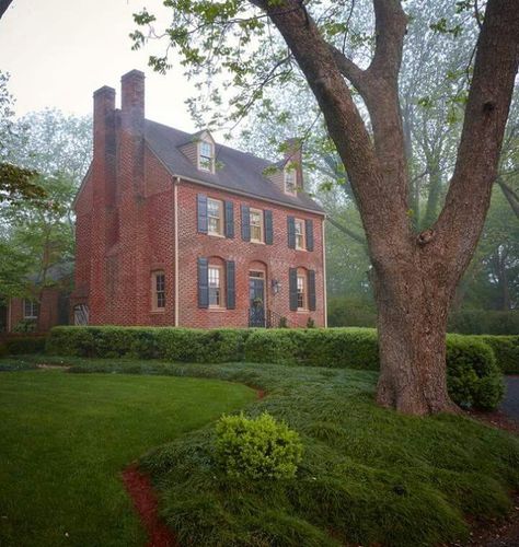 Crooked House, Old Stone Houses, Colonial Homes, Red Brick House, Casas The Sims 4, Casas Coloniales, Salt Box, Colonial Home, This Old House