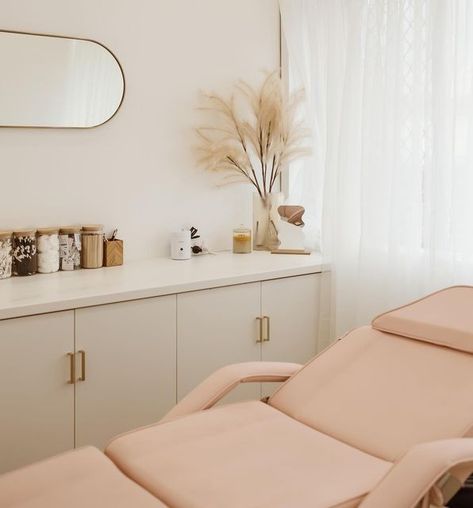 Home Microblading Room, Minimalist Facial Room, Home Botox Studio, Beauty Therapy Room Ideas, Home Brow Studio Ideas, Small Med Spa Design, Spa Room Inspiration, Clean Esthetician Room, White And Gold Esthetician Room