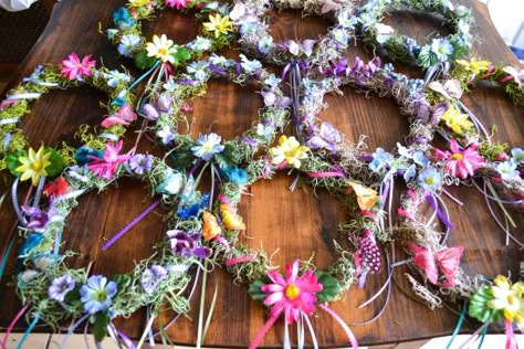 DIY Fairy Crowns, Halloween costume, Fairy Party, Fairy Crowns for girls. Fairy Crowns Diy, Woodland Fairy Crown, Fairy Crowns, Fairy Party Ideas, Woodland Fairy Party, Fairy Tea Party, Diy Woodland, Enchanted Forest Party, Forest Birthday