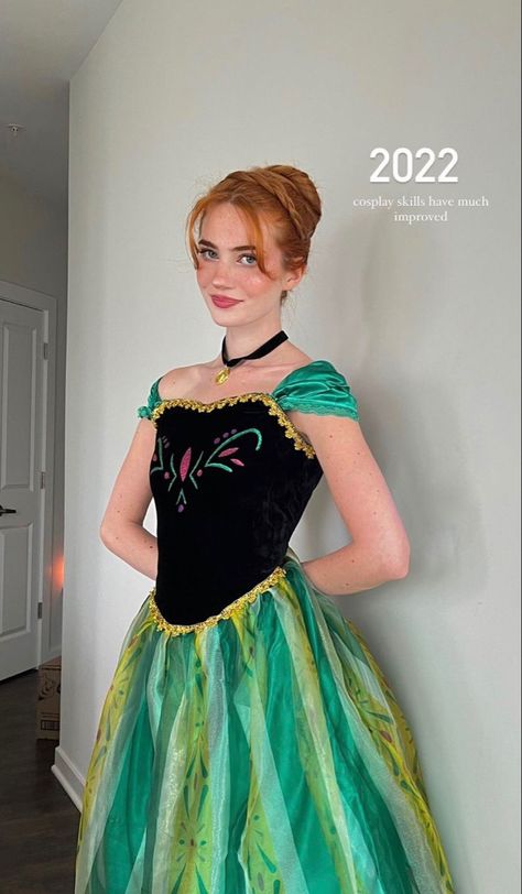 Frozen Halloween Costumes, Redhead Costume, Anna Frozen Costume, Red Hair Halloween Costumes, Frozen Halloween, Frozen Outfits, Most Creative Halloween Costumes, Disney Outfits Women, Anna Costume