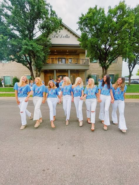 Sorority Girl Costume, Sisterhood Pictures, Sorority Girl Outfit, Function Poses, Sorority Girl Aesthetic, Sorority Girls Outfit, Sorority Photoshoot Ideas, Active Photoshoot, Social Media 2023