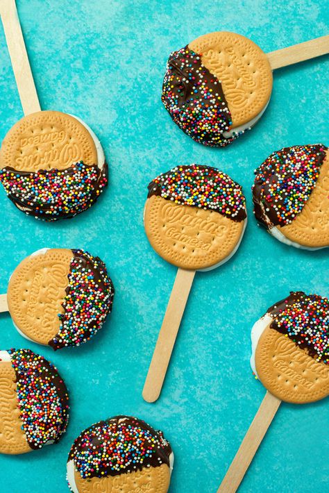 Marias S'mores Pops - Nibbles and Feasts Smores Pops, Graham Cookies, Making Cakes, Dipped Cookies, Cooking Classes For Kids, Marshmallow Pops, Cookie Pops, Chocolate Day, Community Support