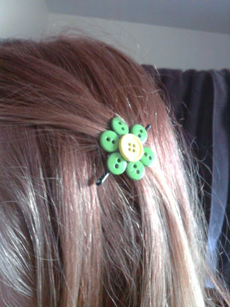 Button Hair Accessories, Button Hair Clips, Funky Crafts, Wearable Crafts, Artsy Accessories, Button Accessories, Button Ideas, 2014 Tumblr, Flower Button