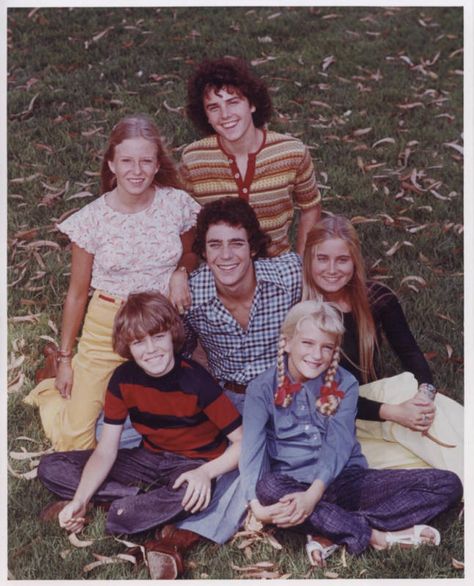 The Brady Bunch - Outdoor promo shots that I believe were made during the crew's trip to the Grand Canyon in Season 3. Cindy Brady, Marsha Brady, Ann B Davis, Nick At Nite, Old School Tv, Brady Kids, Barry Williams, Florence Henderson, Robert Reed