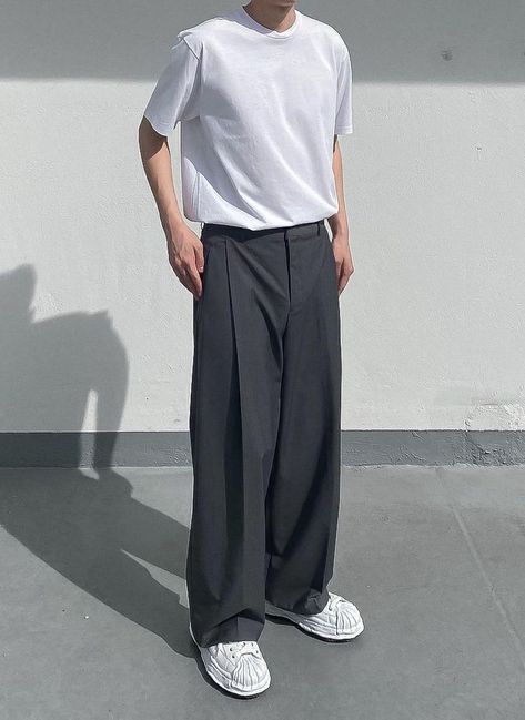 white shoes, black pants, white shirt, baggy clothes, outfit ideas, outfit inspo, fashion Femenine Outfits Men, Japanese Casual Outfits Men, Manslut Shirt, Trouser And White Shirt, Black Pants White Shirt, Baggy Trousers Outfit, Tourist Style, Uggs Outfit Winter, Baggy Clothes Outfit