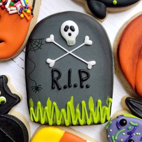 VIDEO Halloween Cookie Designs, Graceful Baker, Halloween Sugar Cookies Decorated, Halloween Deserts, Skull Cookies, Halloween Cake Decorating, Dulces Halloween, Cookies Decoradas, Halloween Cookies Decorated