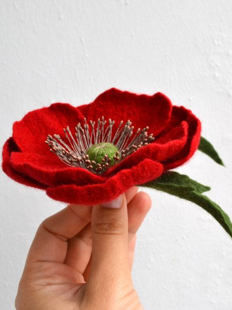 Felted Brooches, Flower Mothers Day, Brooch Fabric, Bordados Tambour, Flower Poppy, Fabric Flower Pins, Poppy Brooches, Felt Flowers Diy, Fleurs Diy