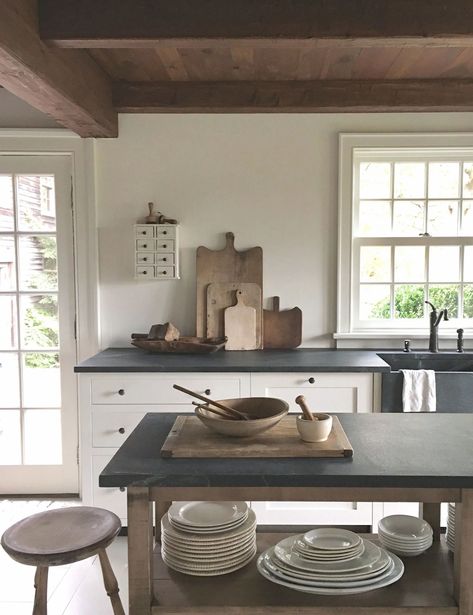 Sunday Saves - Farmhouse Inspiration for the Week - Rocky Hedge Farm Modern Shaker Style Kitchens, Modern Home Decor Kitchen, Shaker Style Kitchens, Primitive Kitchen, Farmhouse Style Kitchen, Modern Farmhouse Kitchens, Country House Decor, Shaker Style, Kitchen Style