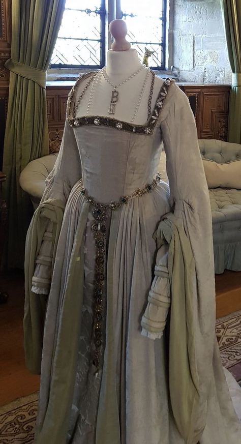 Tudor Style Clothing, Tudor Style Dresses, White Tudor Dress, 1500s Dress Gowns, Tudor Period Dress, Tudor Era Dress, Tudor Dress Aesthetic, Tudor Era Fashion, Tudor Period Outfit