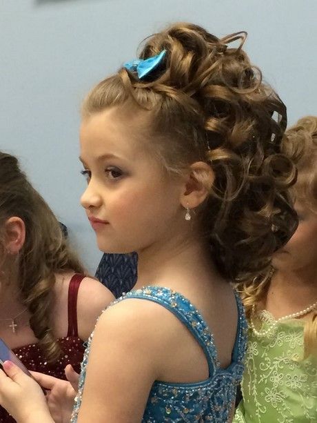 Beauty Pageant Hairstyles, Sanggul Modern, Pageant Hair, Kids Curly Hairstyles, Toddler Hairstyles Girl, Flower Girl Hairstyles, Half Updo, Curly Girl Hairstyles, Penteado Cabelo Curto