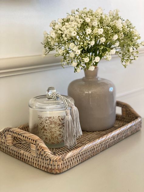 Rectangle Basket Decor, Small Bar Table Ideas, Round Coffee Table Tray Decor, Decorating Trays Ideas, Kitchen Staging Ideas, Rattan Tray Decor, Basket Tray Decor, Platter Decoration, Vanity Tray Decor