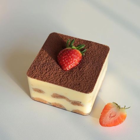 Strawberry Tiramisu Cake, Postres Aesthetic, Tiramisu Cake, Pretty Dessert, Think Food, Cute Desserts, Dessert Drinks, Food Dessert, Food Obsession