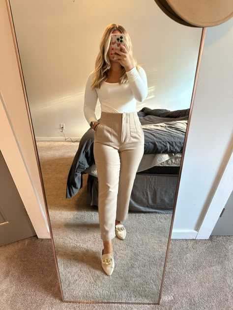 Beige Office Pants Outfit, Jean Business Casual Outfits For Work, Business Casual Sweater Outfits, Office Pants Outfit, White Office Outfit, Social Work Outfits, School Work Outfits, Casual Sweater Outfits, Business Outfit Ideas