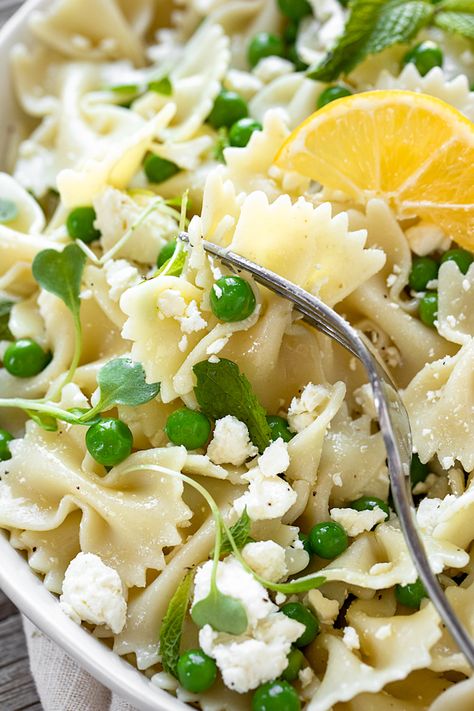 This bow tie pasta salad with lemon vinaigrette is deliciously bright and zesty, with tender peas, fresh mint and savory feta! | thecozyapron.com #bowtiepastasalad #bowtiepastasaladrecipes #bowtiepastasaladcold #bowtiepastasaladeasy #bowtiepastasaladrecipescold #lemonvinaigrette Lemon Pasta Salads, Bowtie Pasta Salad, Cold Pasta Salad Recipes, Easy Pasta Salad Recipe, Grape Salad, Bowtie Pasta, Pea Salad, Cold Pasta Salad, Summer Pasta Salad