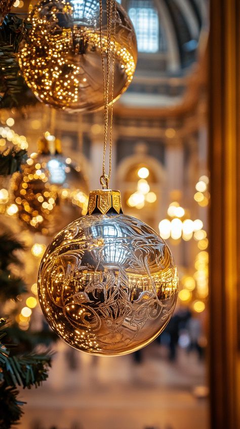 Christmas Aesthetic Ornaments, Classy Christmas Ornaments, Luxury Christmas Ornaments, Luxury Christmas Aesthetic, Gold Christmas Aesthetic, Opulence Aesthetic, Opulent Christmas, Classic Christmas Card, Chic Table Settings