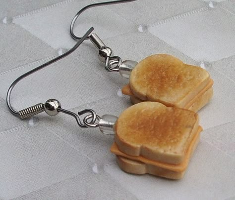 Grilled Cheese Earrings Cheese Earrings, Gay Earrings, Cincin Diy, Lesbian Earrings, Crazy Earrings, Weird Jewelry, Funny Earrings, Quirky Earrings, Tanah Liat