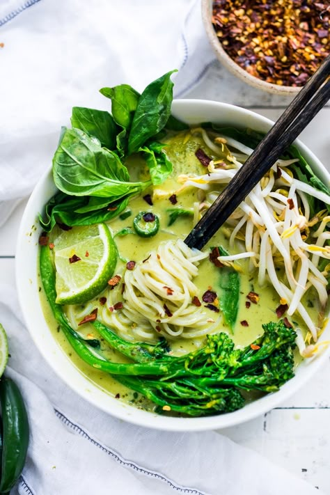 Curry Noodle Soup, Easy Thai Recipes, Thai Soup, Thai Green Curry, Curry Noodles, Healthy Veggies, Green Curry, Diet Keto, Thai Food