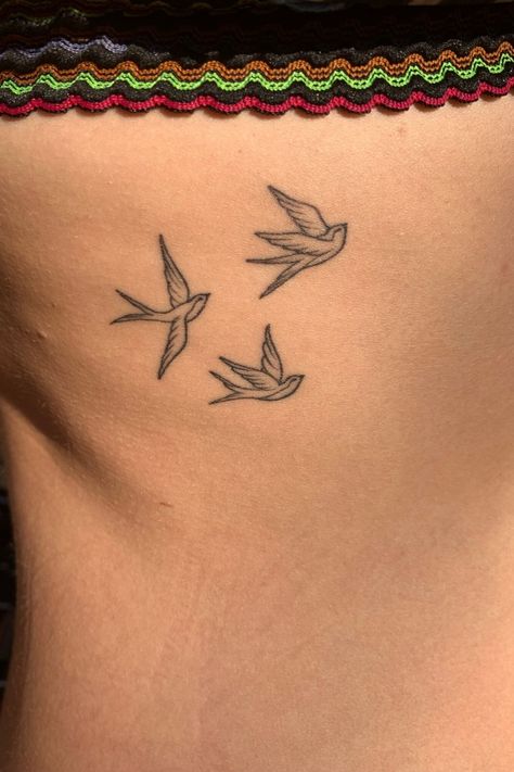 Bird Tattoo Ribs, Bird Tattoos For Women, American Traditional Tattoo Ideas, Traditional Tattoo Ideas, Flying Bird Tattoo, Flying Tattoo, Stylist Tattoos, Bird Tattoo, Small Tattoos For Guys