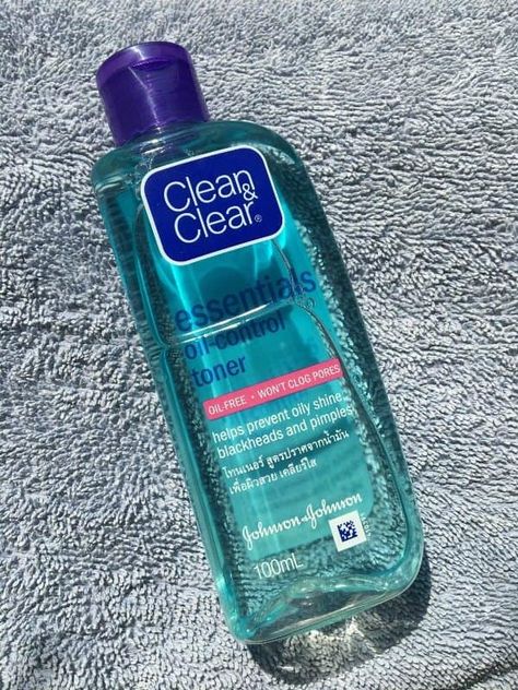 https://www.glossypolish.com/clean-clear-essentials-oil-control-toner-review/ , #cleanclear #cleanclearoilcontroltoner Oily Skin Toner, Clear Blackheads, Sunscreen Oil, Face Care Tips, Oil Free Moisturizers, Clear Face, Skin Care Makeup, Clean And Clear, Oil Control