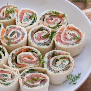 15-Minuten Lachs-Frischkäse-Röllchen - kochkarussell.com Design Cibo, Salmon Cream Cheese, Cream Cheese Rolls, 15 Minute Meals, Cheese Rolling, Party Finger Foods, Snacks Für Party, Idee Pasto Sano, Finger Food